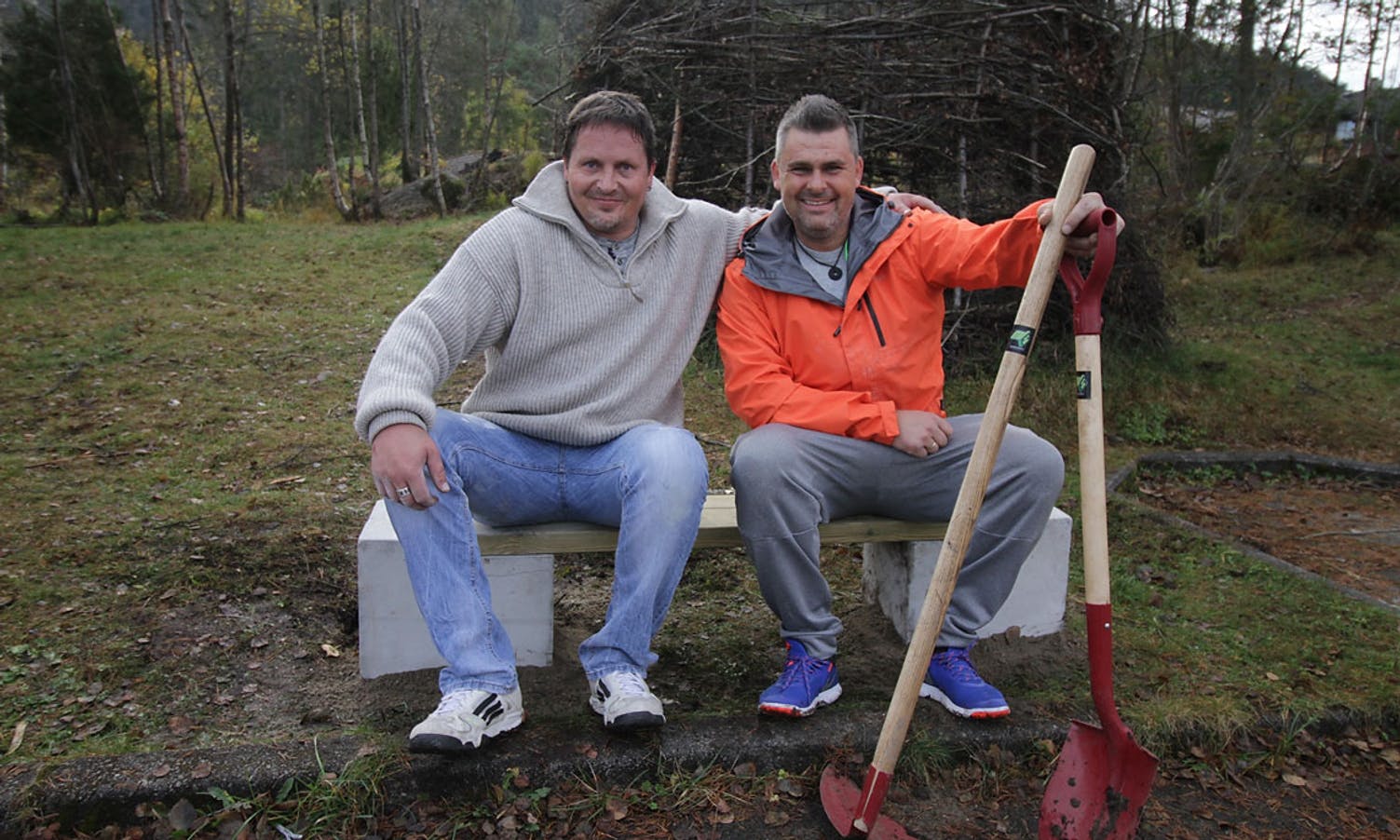 Emil og Tor Arne tok ein test av benken. (Foto: KVB)