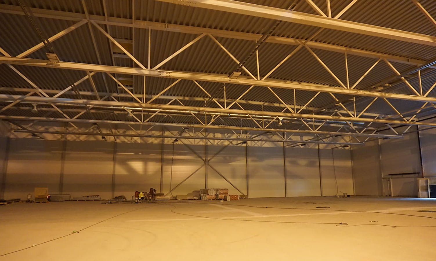 Taket i hallen er ferdig og lampane er monterte. (Foto: KVB)