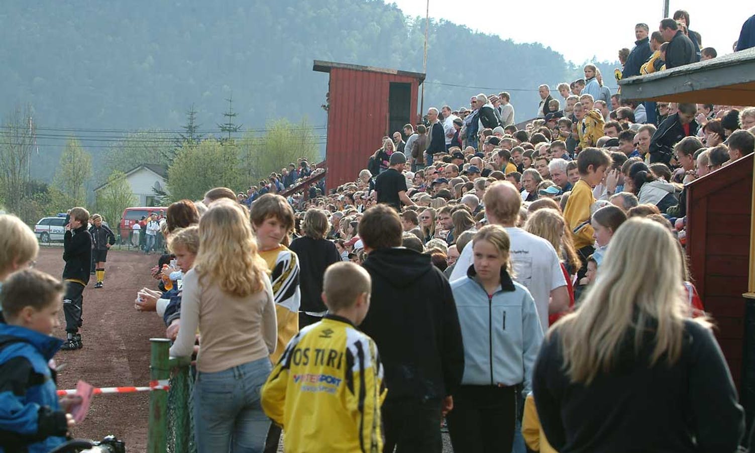 Os - Vålerenga i 2004 hadde over 3000 publikummarar.  (Foto: Kjetil Vasby Bruarøy)