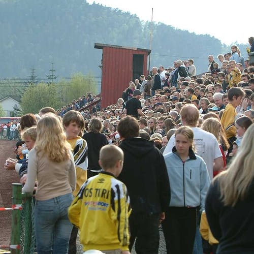 Os - Vålerenga i 2004 hadde over 3000 publikummarar.  (Foto: Kjetil Vasby Bruarøy)