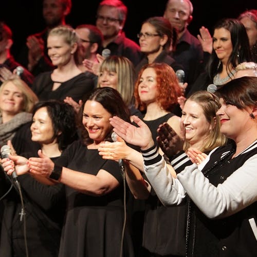 Stine og Fonos takka publikum etter nok ein fullsett konsert i Oseanasalen. (Foto: Kjetil Vasby Bruarøy)
