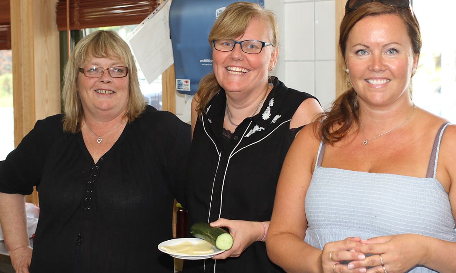 På kjøkkenet, f.v.: Siv Søgnen, Charlotte Sjøbø og Monica Eidsnes. (Foto: KVB)