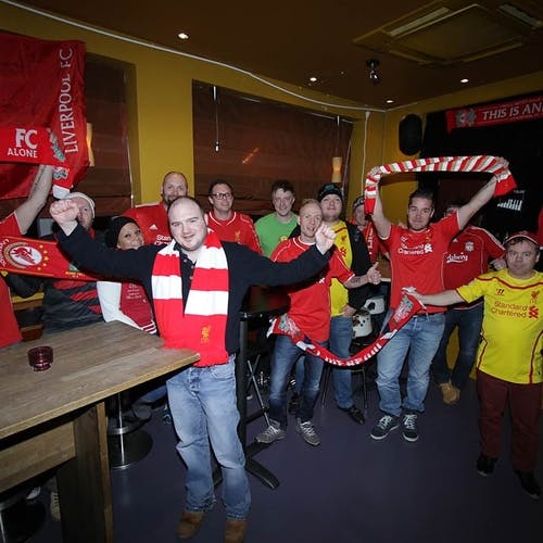 Liverpool har alltid hatt mange supportarar på sportsbarane i Os. (Foto: Kjetil Vasby Bruarøy)