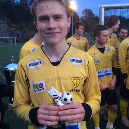 Thomas Lunde Fosen blei kåra til beste spelar i juniorfinalen mellom Os 1 og Os 2.