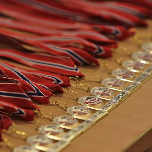 34 medaljar låg klare i klubbhuset i går. (Foto: KVB)