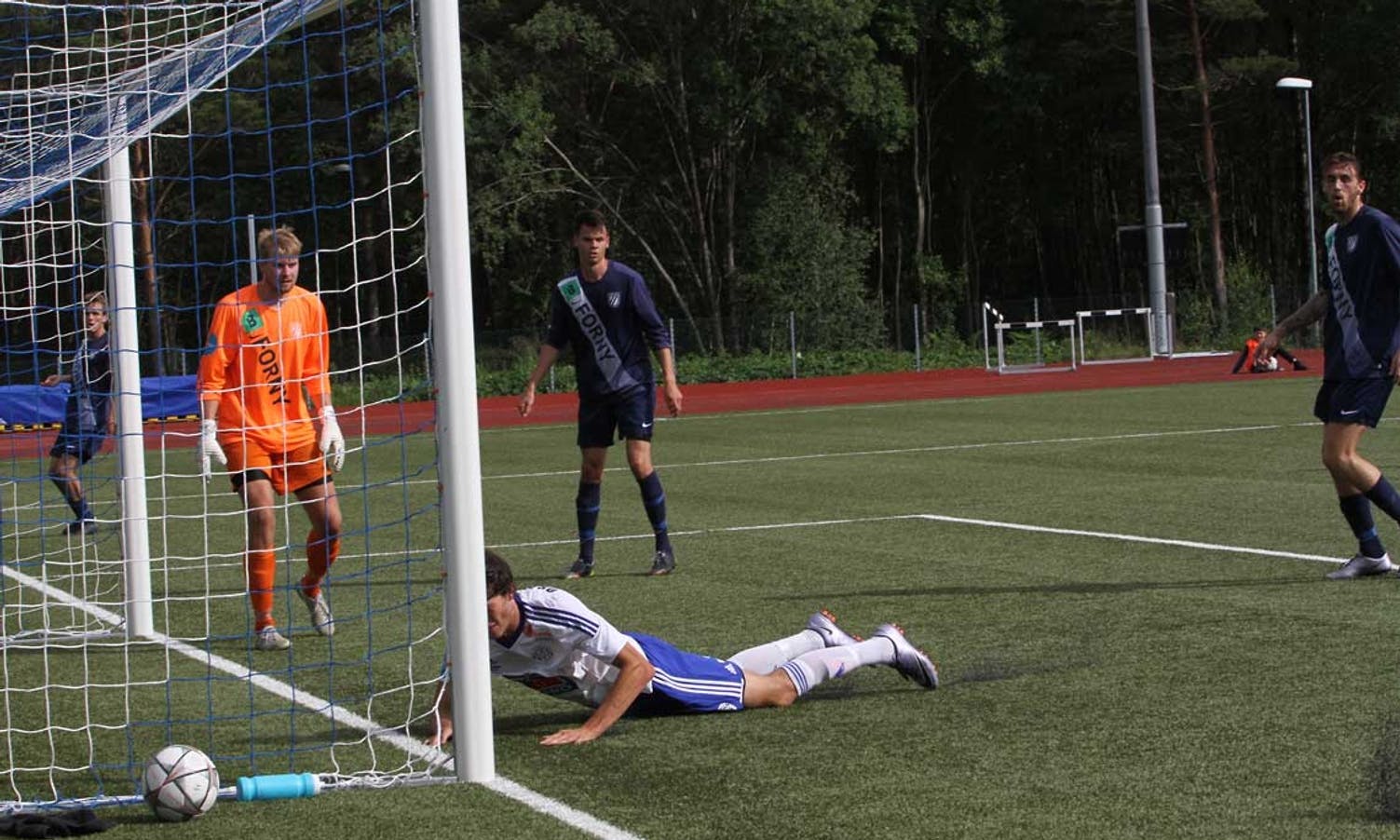 Hans-Christian Nysæther kasta seg fram på innlegget, men ballen strauk på utsida av stanga (foto: Andris Hamre)
