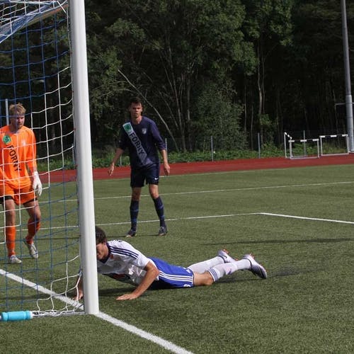 Hans-Christian Nysæther kasta seg fram på innlegget, men ballen strauk på utsida av stanga (foto: Andris Hamre)