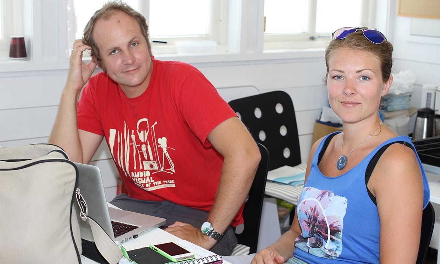 I går sat Ole Henning Bøe og Tina Bøe Buer på kontoret og organiserte transport for artistar. (Foto: KVB)