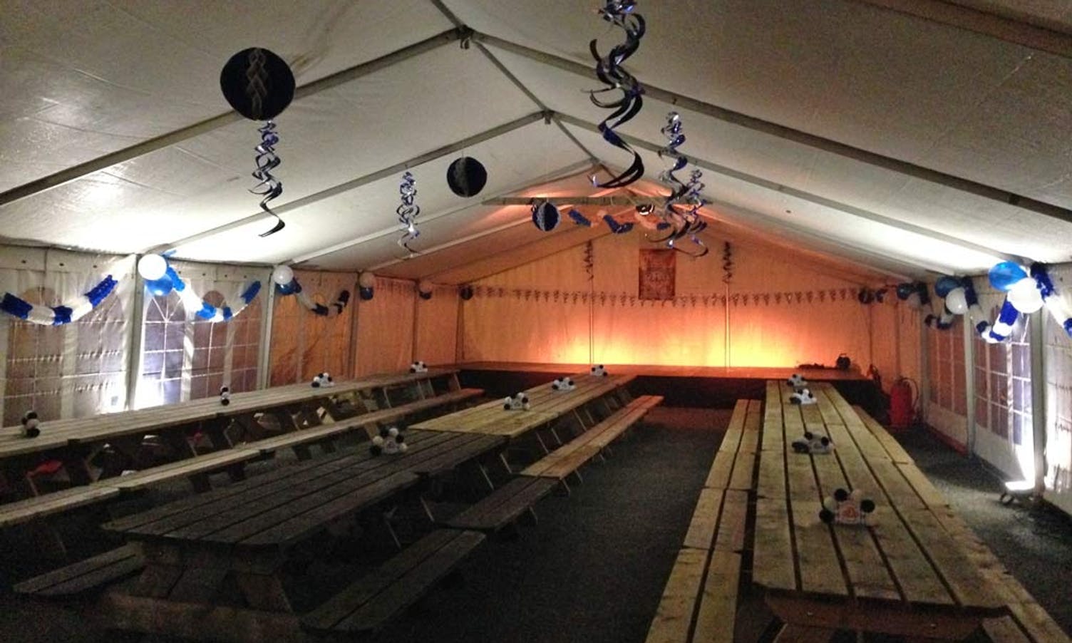 Restauranten er uvida med telt, og laurdag var det dekka til fest.  (Privat foto)