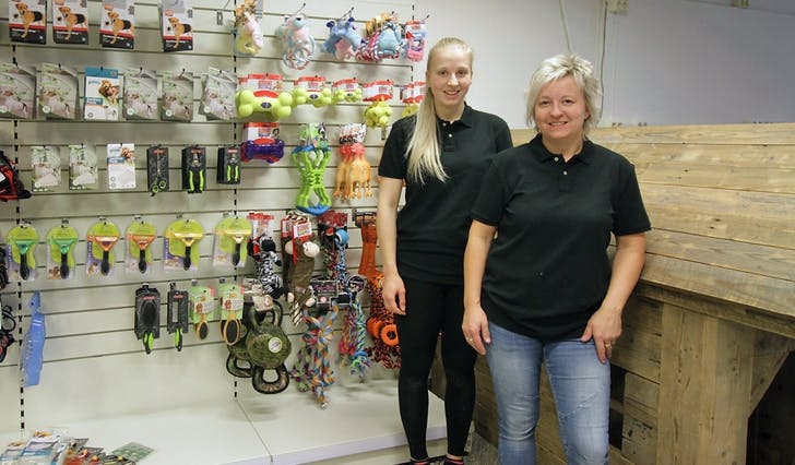Madelen Bergesen Olsen og Anne-Lill Bergesen opnar butikken Dyrenes Beste Venn. (Foto: Kjetil Vasby Bruarøy)