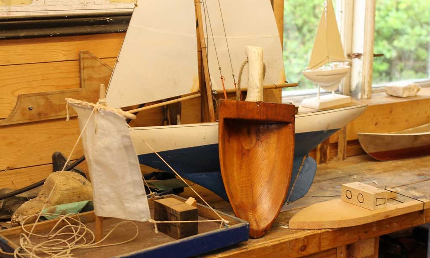 Eit ausefat han lagde då han var 12 år og ei seglskute han bygde saman med far då han var nokre år yngre. (Foto: KVB)