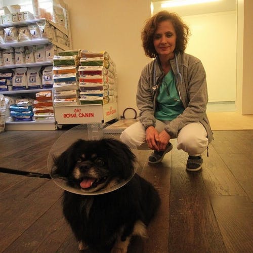 Eva-Kristin med ein av dei første pasientane ved den nye klinikken. (Foto: KML)