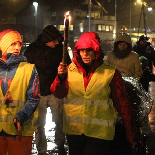 Lena Mathisen og Kathrine B. Heggland frå sentrumsforeninga leia fakkeltoget (foto: AH)