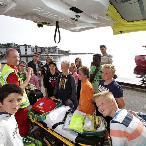 Hos ambulansen fekk elevane høyra om symptom, varsling og førstehjelp. (Foto: KVB)