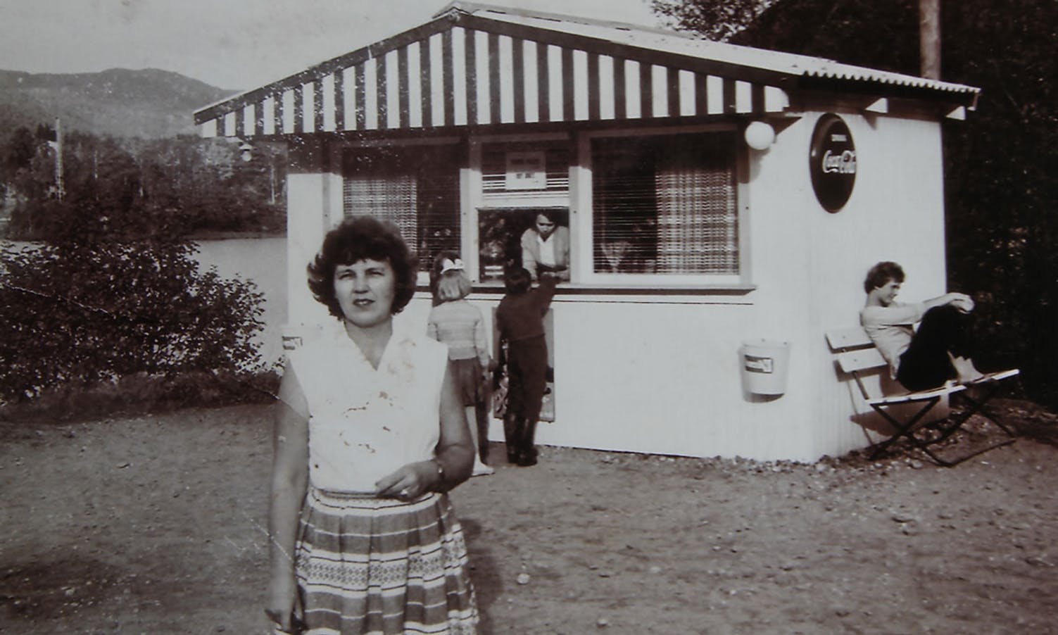 Linda si svigermor Laila i kiosken. I front sviger-bestemor Anny i 1960. (Privat foto)