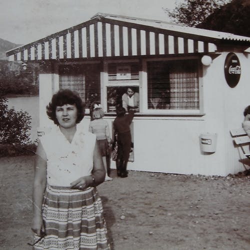 Linda si svigermor Laila i kiosken. I front sviger-bestemor Anny i 1960. (Privat foto)