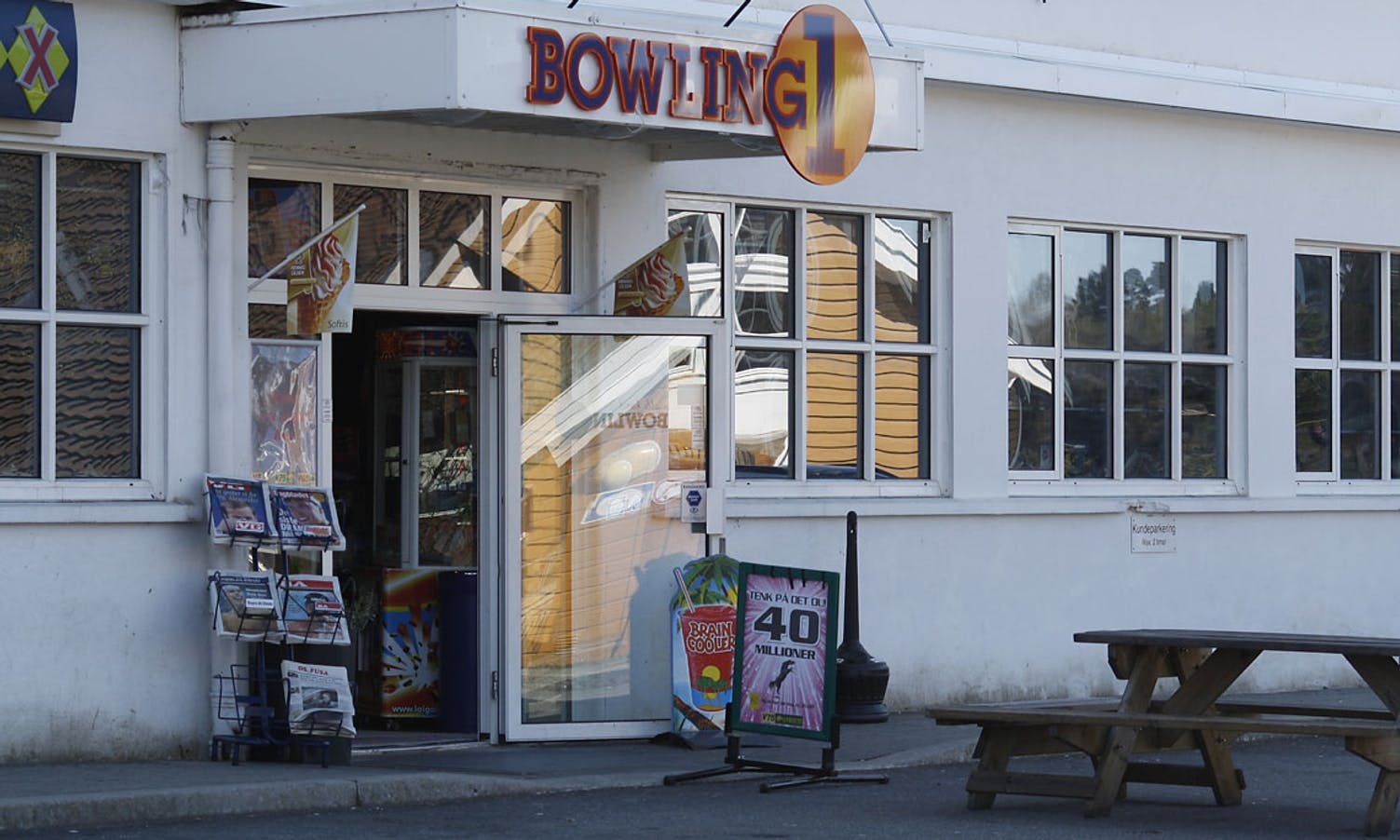 Bowling1-skiltet kom raskt på plass. (Foto: KVB)