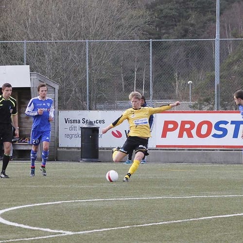Marius Mikkelsen var dagens beste Os-spelar. Han skåra dessutan to mål. (Foto: Andris Hamre)