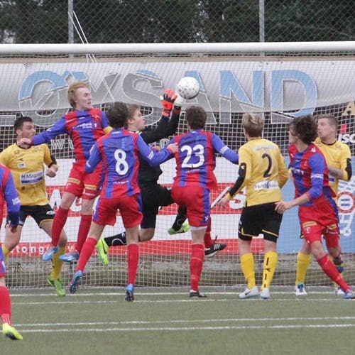 Debutant Kasper Færøvik klarte nesten å gripa Smørås sin første corner, men hamna i bakken. (Foto: Kjetil Vasby Bruarøy)