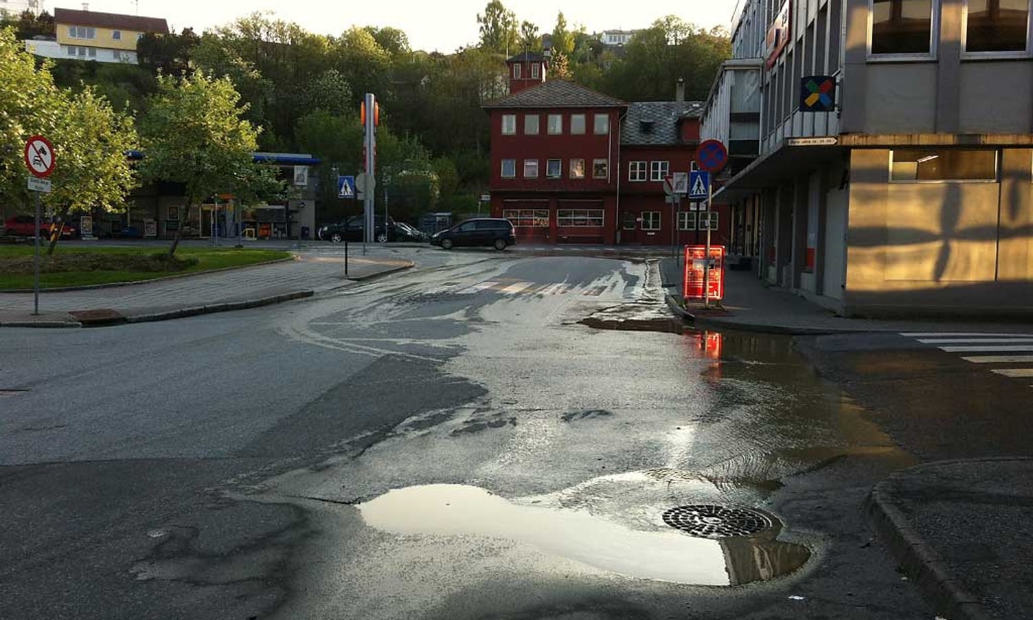 Vatnet rann heilt inn på Osøyro. (Foto: KVB)