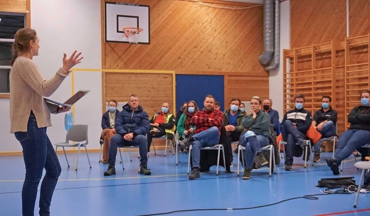 SU-leiar Tonje Hernes ønskte velkomen, orienterte og styrte ordet gjennom møtet. (Foto: Kjetil Vasby Bruarøy)