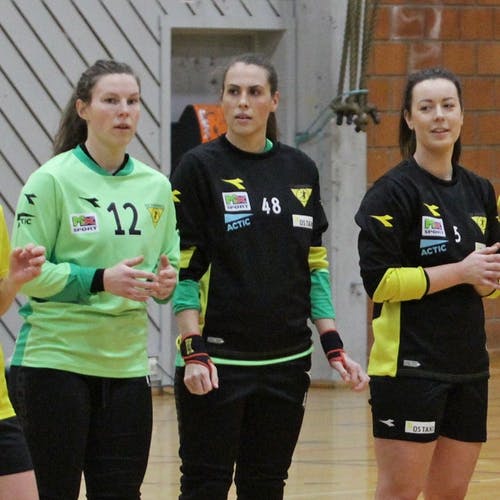 Keeperane Tiril Grønvigh (nr 48) og Marlene Sund er med vidare. (Foto: KVB)