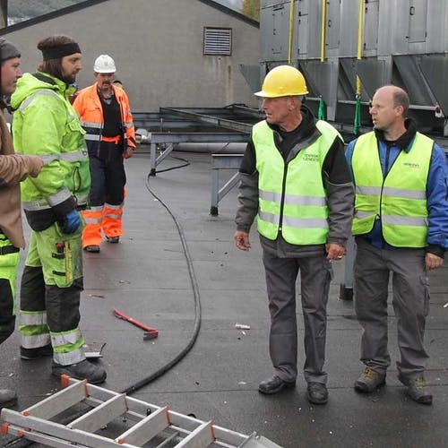 Også Bjarte Lekven (t.h.) jobbar på Lyssand til fabrikken er tømt. (Foto: KVB)