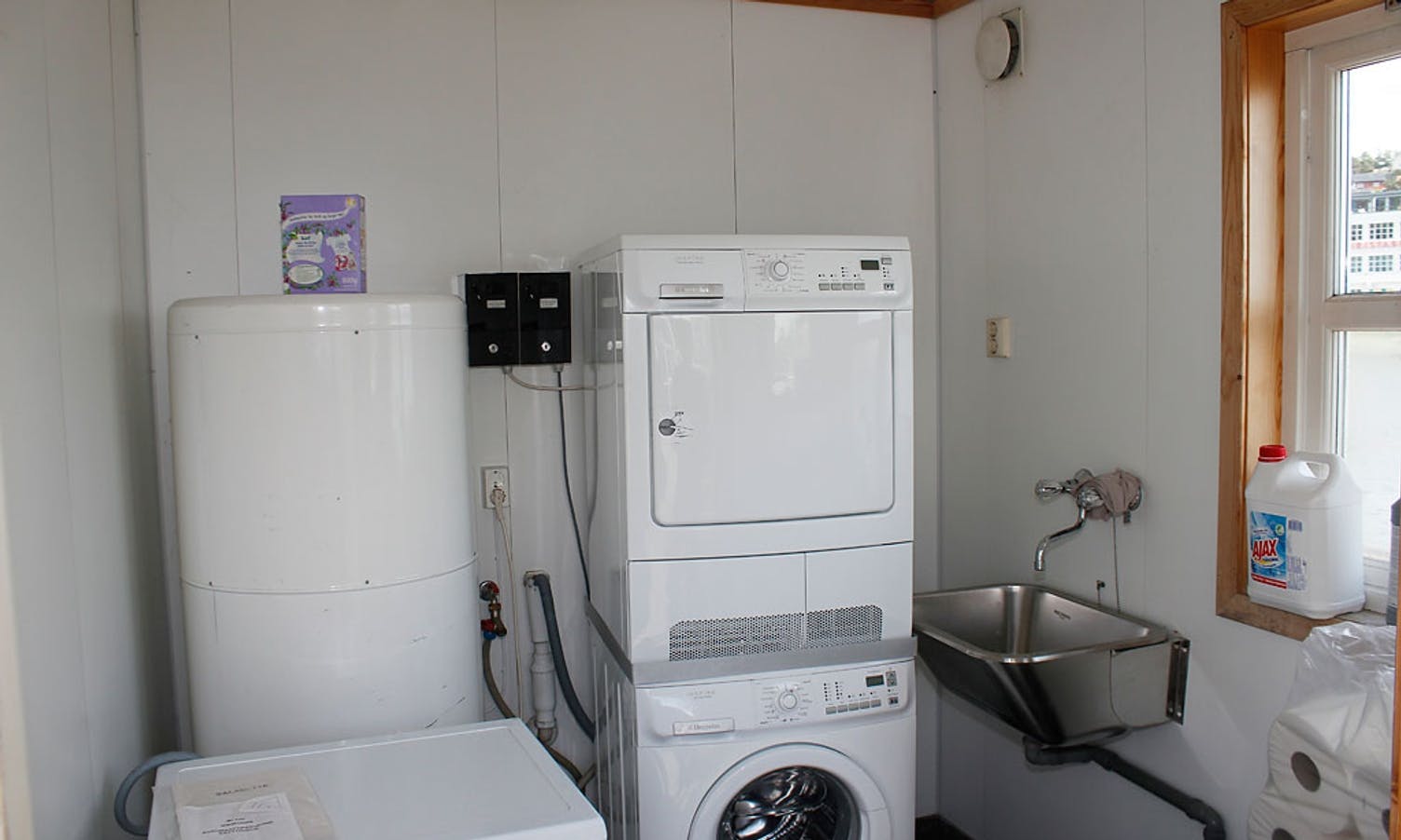 Servicebygget er ope igjen, med vaskemaskin og tørketrommel (foto: Andris Hamre)