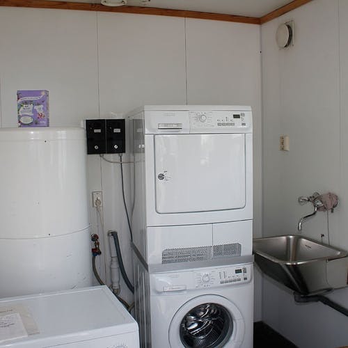 Servicebygget er ope igjen, med vaskemaskin og tørketrommel (foto: Andris Hamre)