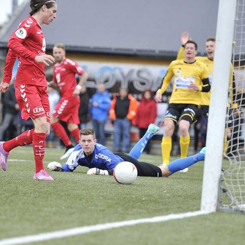 Skaanes sette lett inn 0-1 på bakerste stolpe. (Foto: Wim Hetland)