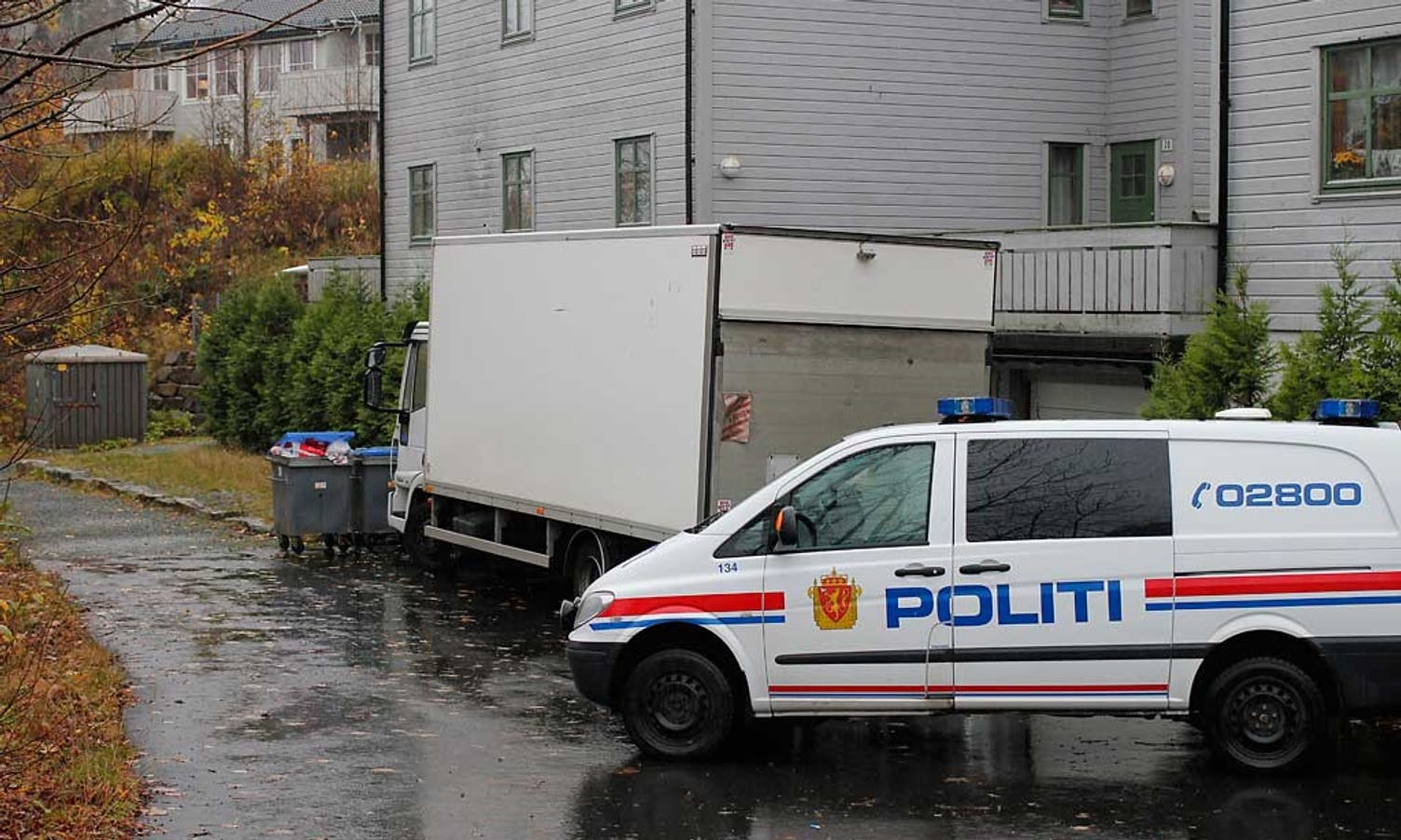 Politiet var i morgontimane på staden for å sikra spor og få lastebilen fjerna (foto: AH)