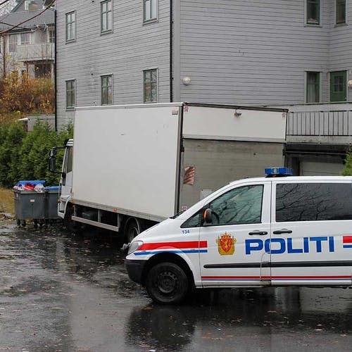 Politiet var i morgontimane på staden for å sikra spor og få lastebilen fjerna (foto: AH)