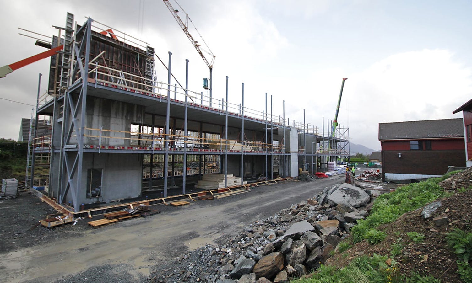 Over to betongdekke kjem tak, så tilbygget får tre etasjar. (Foto: Kjetil Vasby Bruarøy)