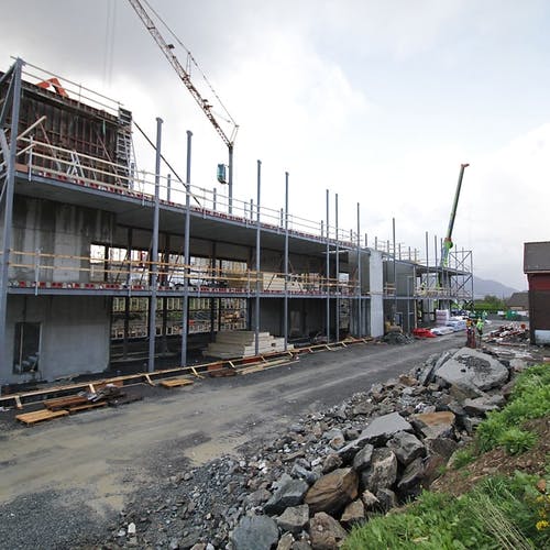 Over to betongdekke kjem tak, så tilbygget får tre etasjar. (Foto: Kjetil Vasby Bruarøy)