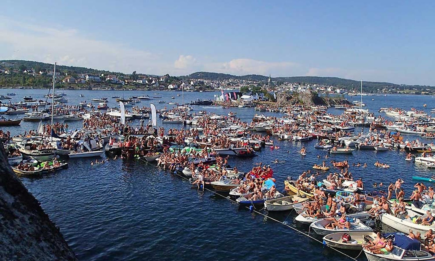Mange møtte fram i eigne båtar for å sjå på dødsinga. (Foto: Fredrik Espeland)