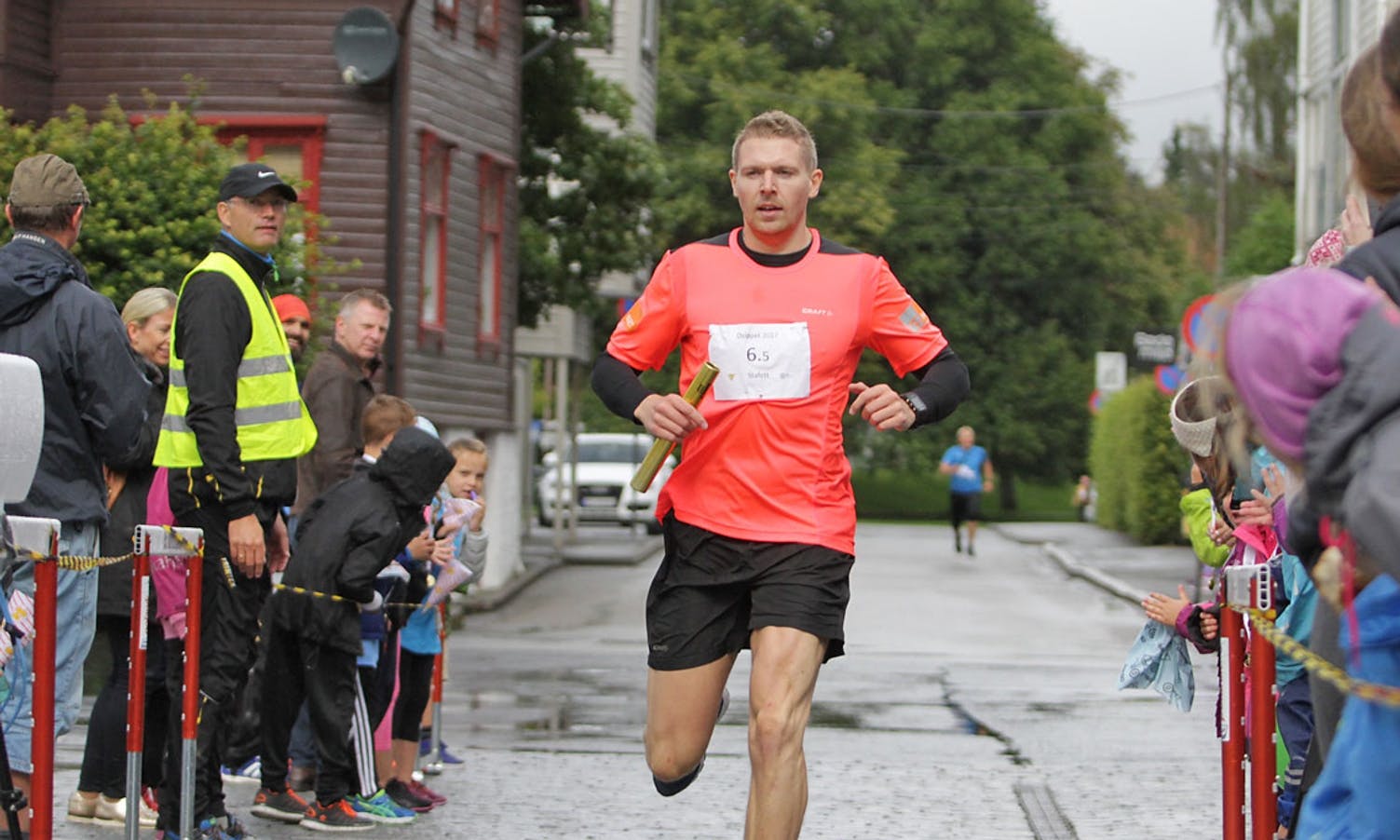 Espen Valvik i mål for Osbadet, som vann stafetten. (Foto: Kjetil V. Bruarøy)