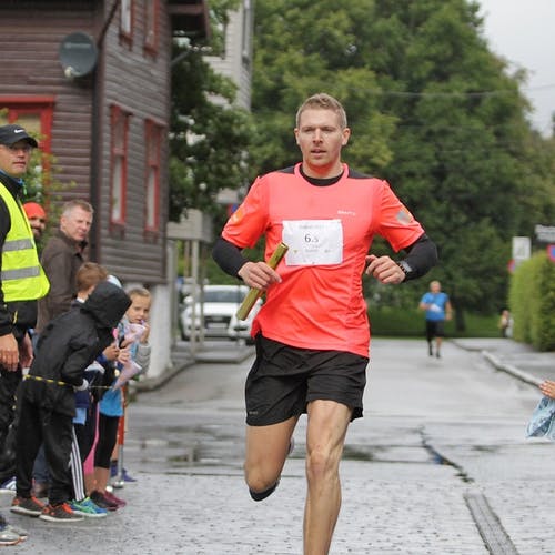 Espen Valvik i mål for Osbadet, som vann stafetten. (Foto: Kjetil V. Bruarøy)
