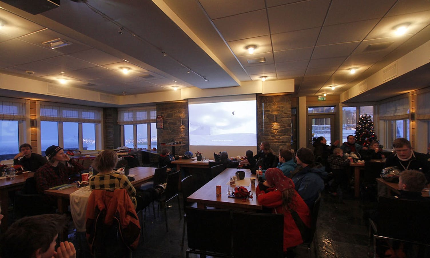 Filmen Broken Record blei vist i varmestova etter endt skidag. (Foto: KVB)