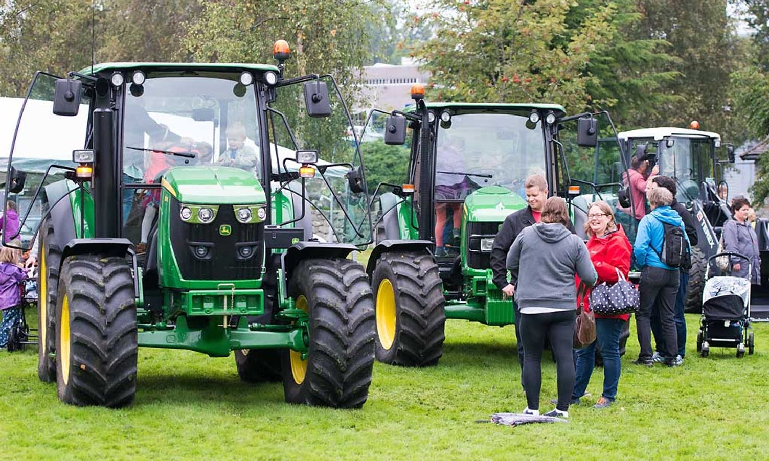 I år var det ekstra mange traktorar stilt ut. (Foto: Silje Lepsøy, Varde Studio)