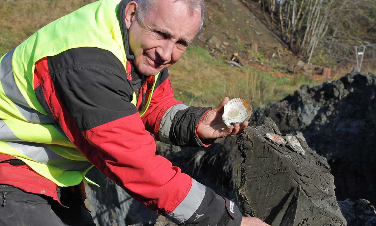 Geolog John Inge Svendsen viser fleire funn. (Foto: KVB)