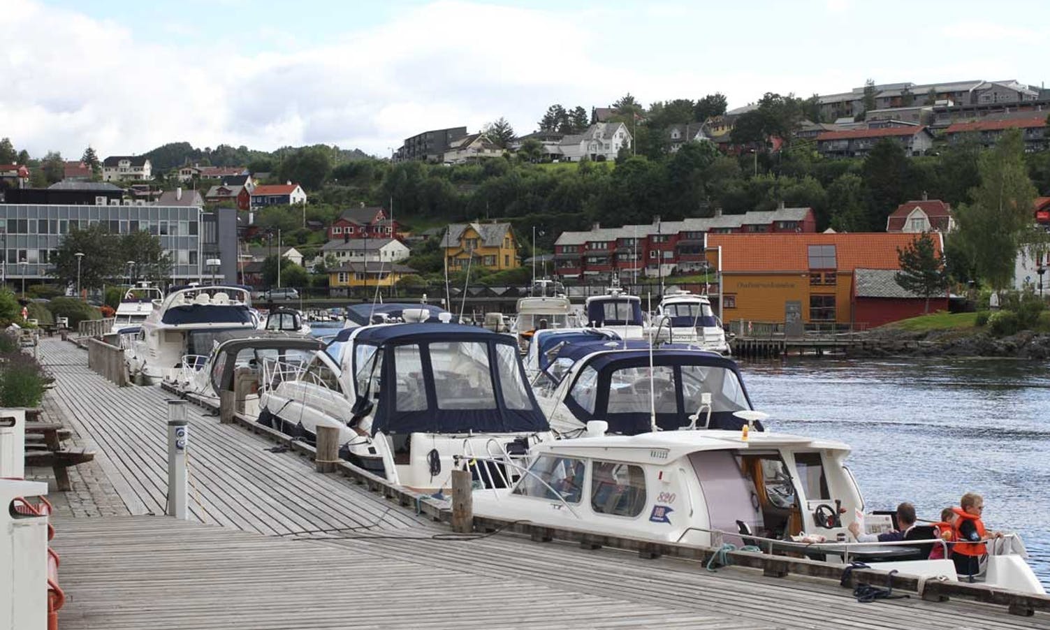 Med båtane fjerna blir det betre plass til dei mange Osfest-gjestane som kjem sjøvegen (foto: AH)
