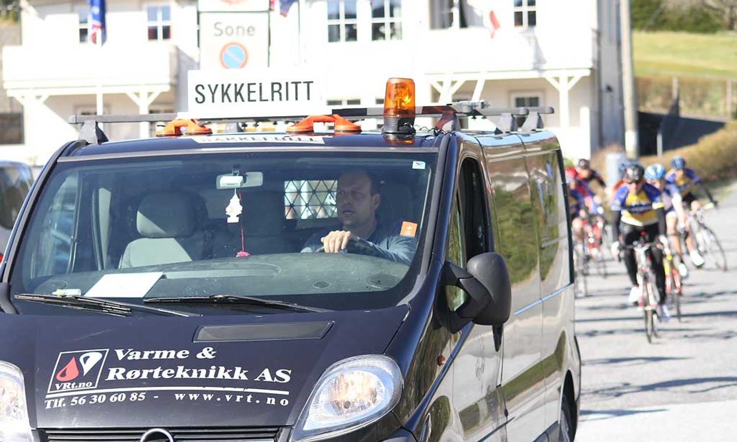 Stian Færevaag kjørte følgebil.  (Foto: KVB)