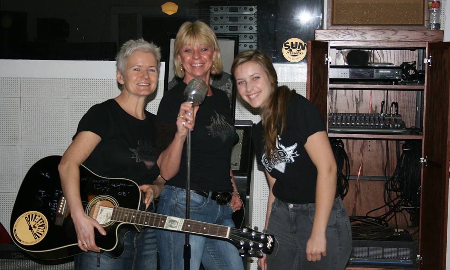 Mia, Linda og Hanne med mic-en i studio.