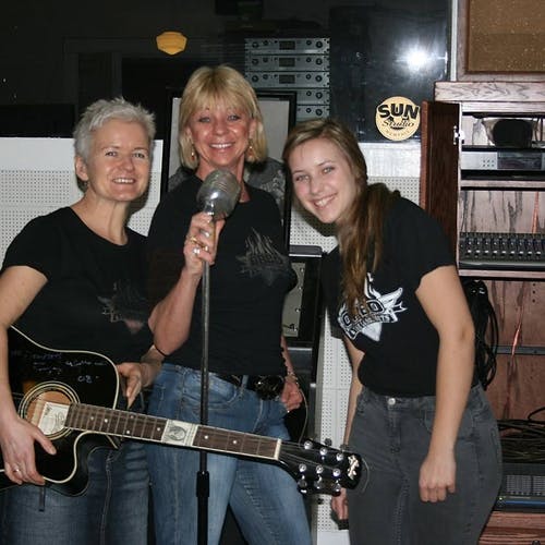 Mia, Linda og Hanne med mic-en i studio.