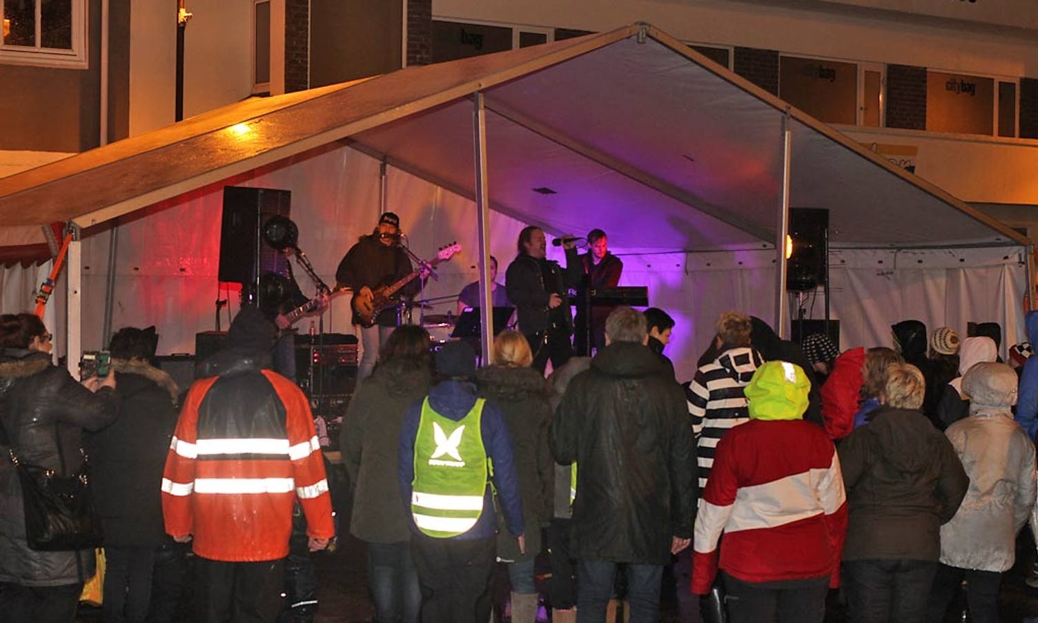 Det var lite folk på Øyro søndag, men Eirik med band fekk likevel litt publikum.  (Foto: Kjetil Vasby Bruarøy)