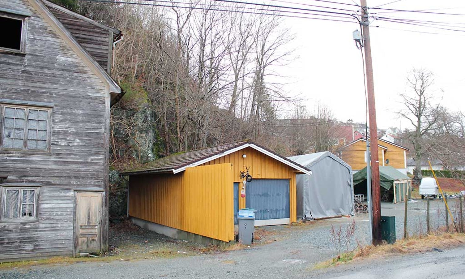 Blokka vil bli bygd på tomta kor den gule garasjen står i dag (foto: AH)