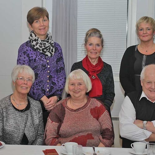 Styret, oppe f.v.: Anne Merete Heggland, Inghild, Ellen Merete Lyssand, Turid Tangen, Ingeborg og Øystein. (Foto: Kjetil Vasby Bruarøy)