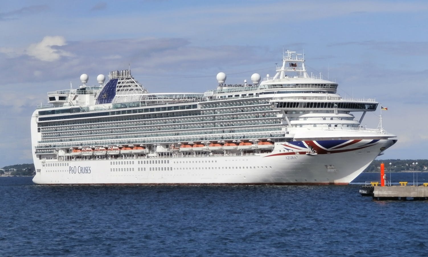 Gjestane kom frå P&O Cruises sitt skip Azura (foto: Pjotr Mahhonin, Creativ Common licens)