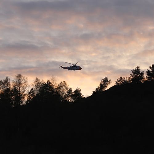 Eit SeaKing helikopter frå hovudredningssentralen blei satt inn i søket måndag kveld (foto: AH)