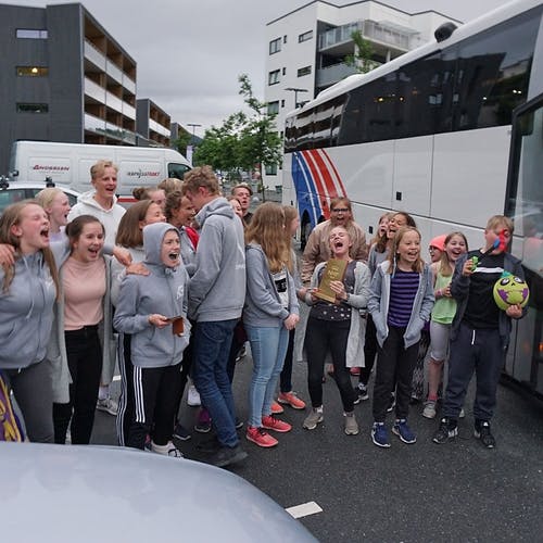Ungdomane kom syngande ut av bussen. (Foto: KVB)